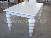 Tavolo moderno con gambe tornite 